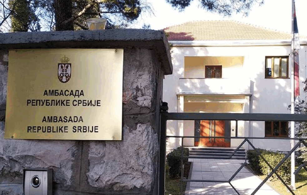 Preko table ambasade Srbije u Vašingtonu nalepljen natpis Ambasada Republike Ćacilend (FOTO)